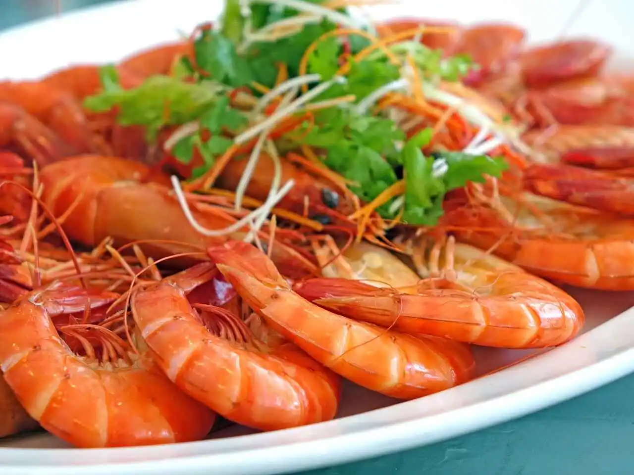 Step-by-step guide on how to cook frozen shrimp: A vibrant kitchen scene with shrimp